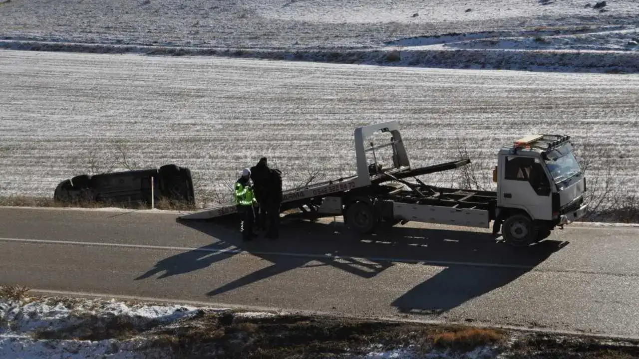 Isparta’da Gizli Buzlanma Kazası: Şarampole Uçan Araçta 4 Yaralı! 4